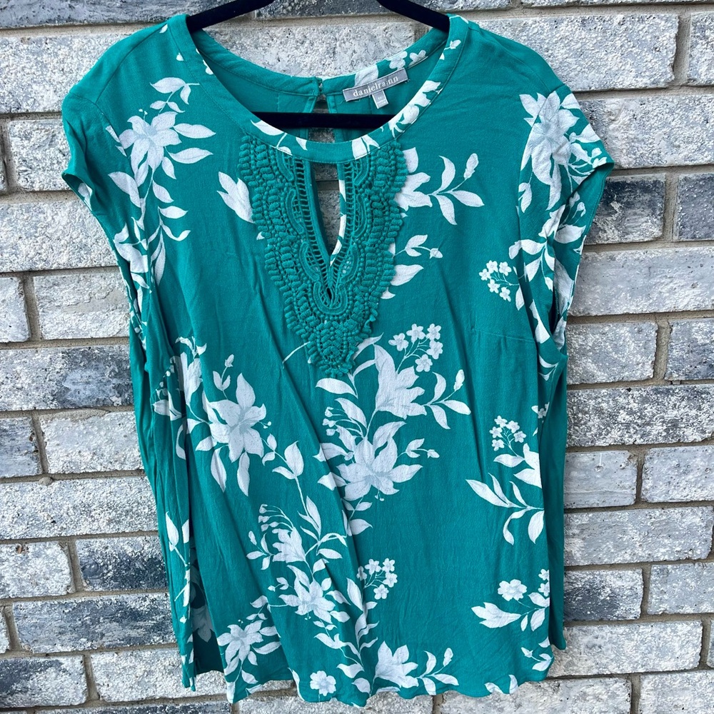2XL Daniel Rainn Turquoise/Blue-Green Top with lace and white floral details